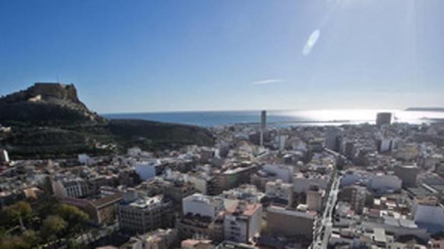 Panorámica de la ciudad de Alicante, con el Castillo al fondo.