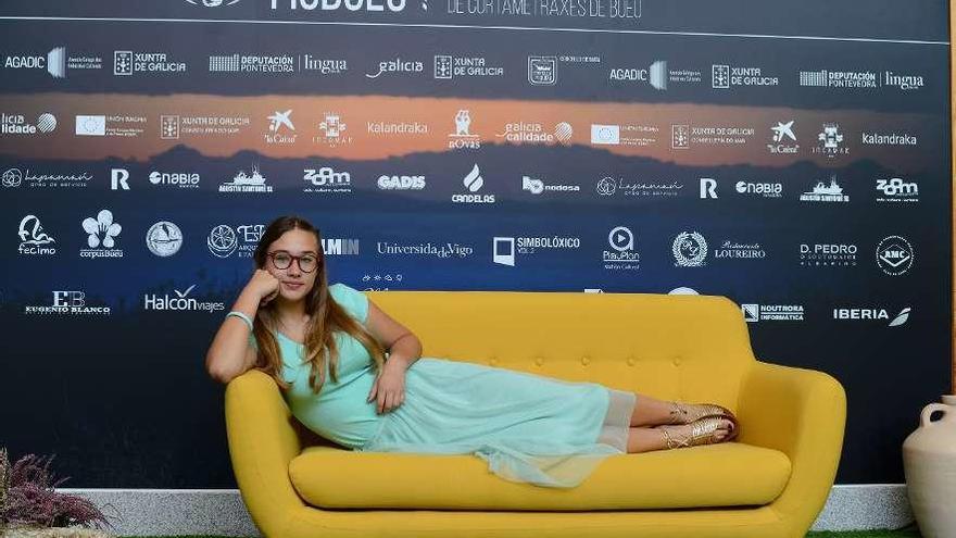 Vanesa Vidakovic Natrlin, ayer en el sillón del photocall del FIC Bueu 2018. // Gonzalo Núñez