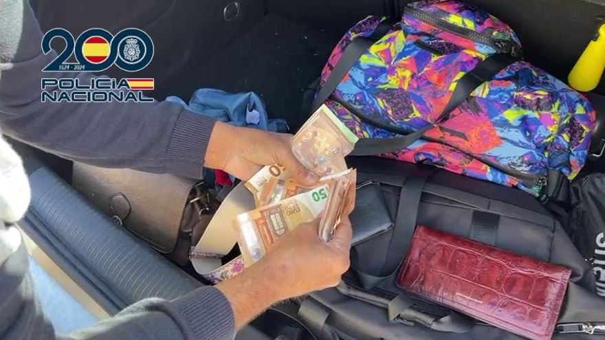 Atrapan en Dénia a una pareja que robaba las tarjetas bancarias a personas mayores tras espiarlos y averiguar el número secreto
