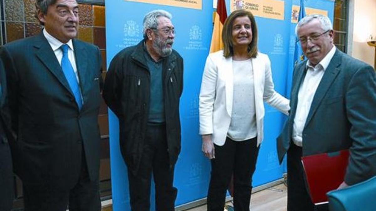 De izquierda a derecha, el presidente de la CEOE, Juan Rosell; el líder de UGT, Cándido Méndez; Fátima Báñez, e Ignacio Fernández Toxo, de CCOO.