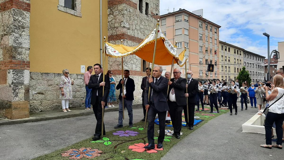 La procesión del Corpus en Lugones el año pasado, sobre una alfombra de flores.