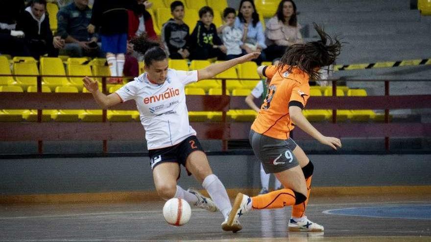 Idoya pelea la pelota con una rival del Amarella. // I.O.