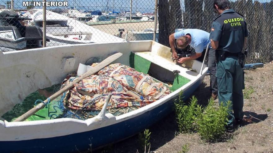 La Guardia Civil decomisó dos embarcaciones y sus artes para pescar ilícitamente en el Mar Menor.