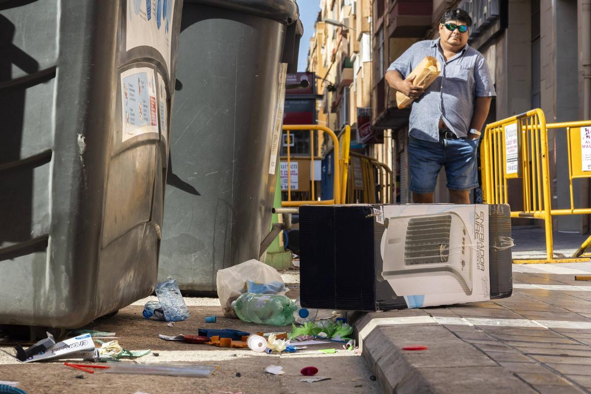 Basura fuera de los contendores en Orriols.