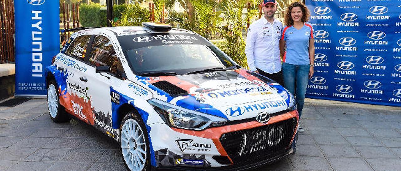 Surhayén Pernía e Irene Gálvez, junto al Hyundai i20 R5, en la terraza TAO.