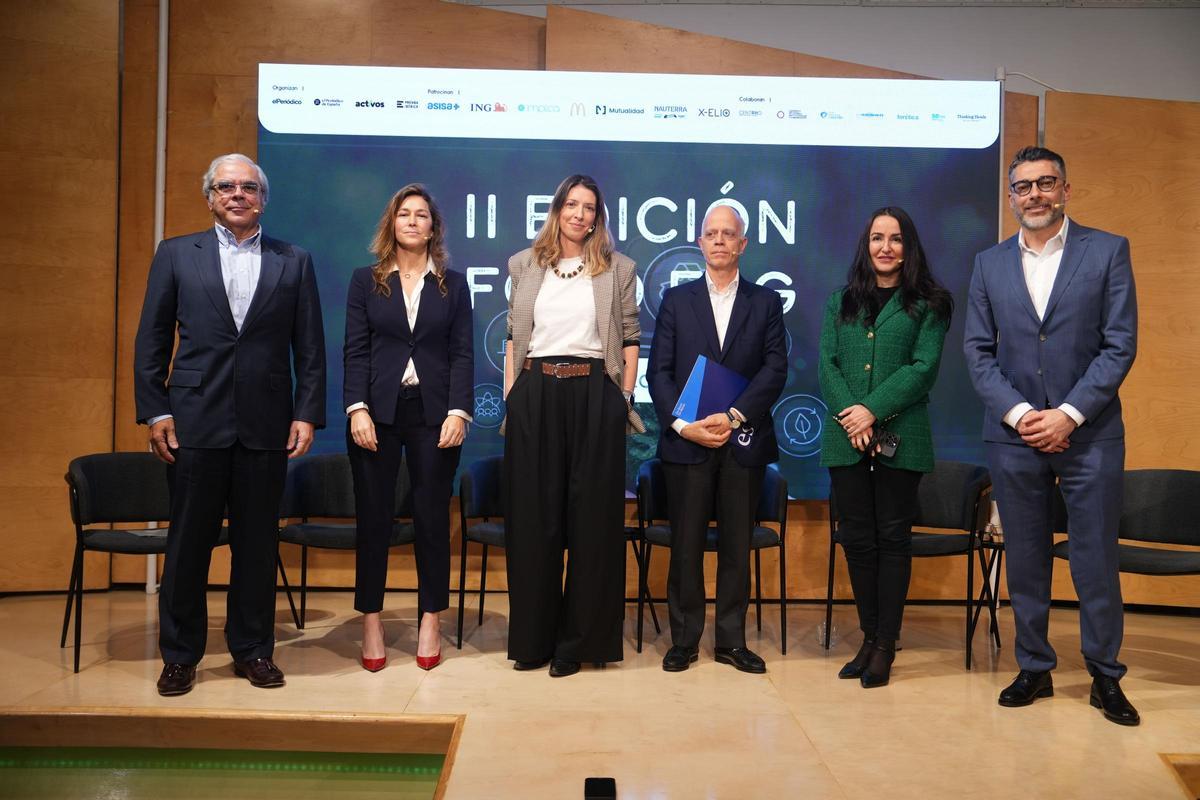 De izquierda a derecha, los participantes de la última mesa del encuentro: Ignacio Babé, del Club de Excelencia en Gestión; Aline Gómez-Acebo Finat, de Asisa; Mariví Sánchez Jiménez, de Nauterra; Mario Lara, de Esade; Susana Gómez Foronda, de Aedipe, y Emanuel Ragne, de Informa D&amp;B, antes de comenzar el debate