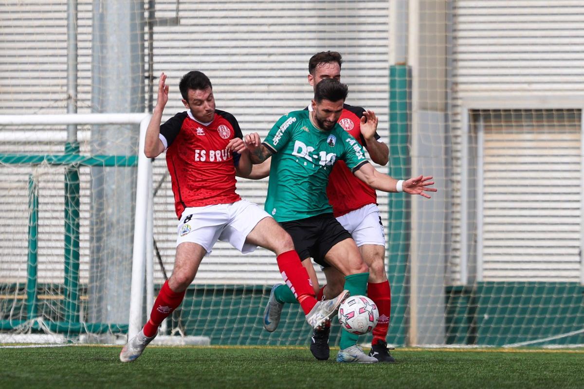 Imágenes de la derrota de la PE Sant Jordi por 1-2 ante el CD Migjorn