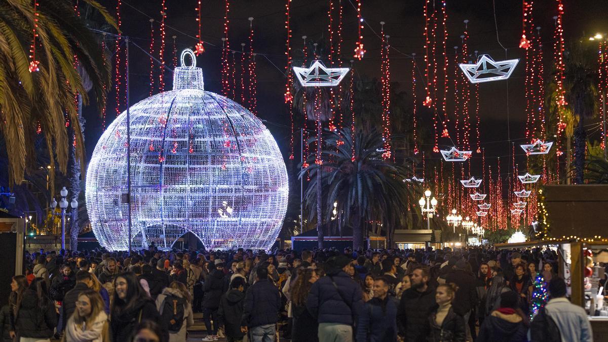 El Port de Barcelona enciende las luces navidad en la 'Fira de Nadal', este lunes.