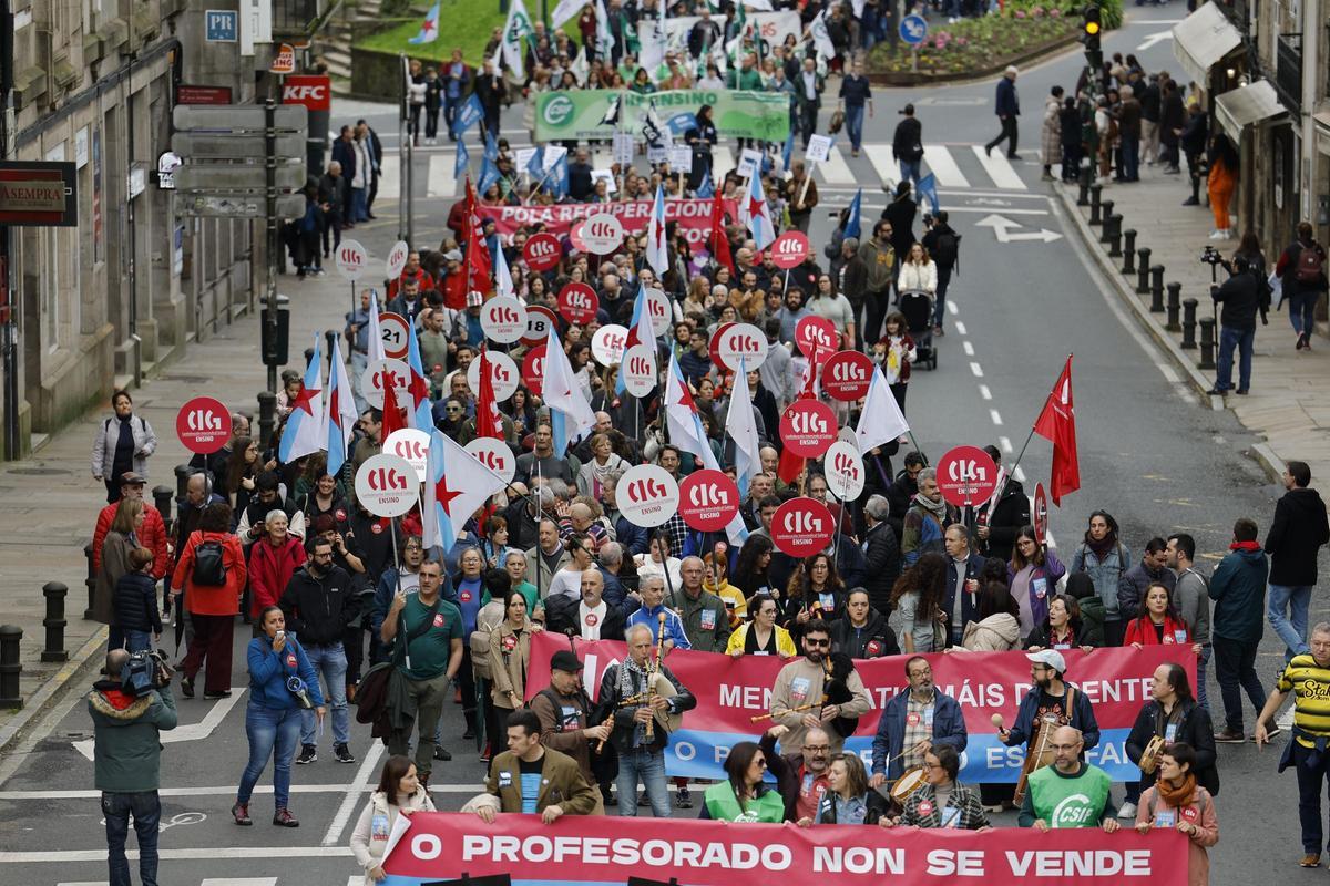 La manifestación de la Educación partió al mediodía desde la Alameda y concluyó en la plaza das Praterías