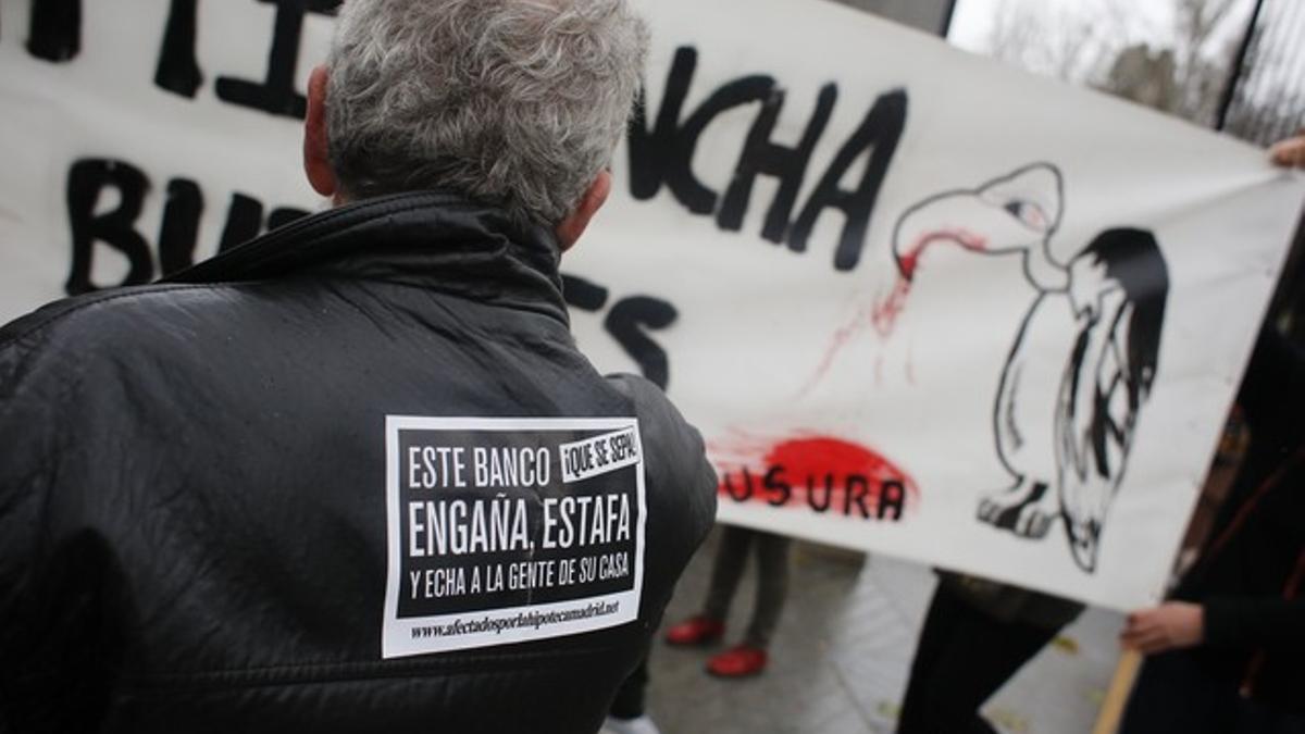 Protesta de la PAH contra los desahucios, este jueves en Madrid.