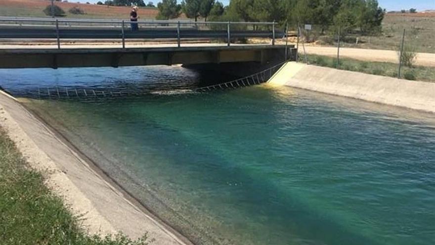 Canal del Trasvase Tajo-Segura en tierras levantinas.