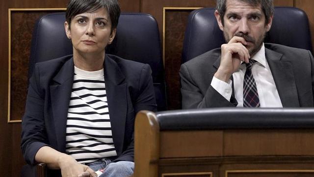 La ministra d’Habitatge, Isabel Rodríguez, amb el titular de Cultura, Ernest Urtasun, al Congrés. | JOSÉ LUIS ROCA