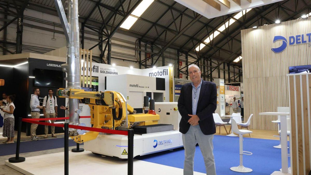 Francisco Puga, frente al AGV presentado durante la feria Mindtech.