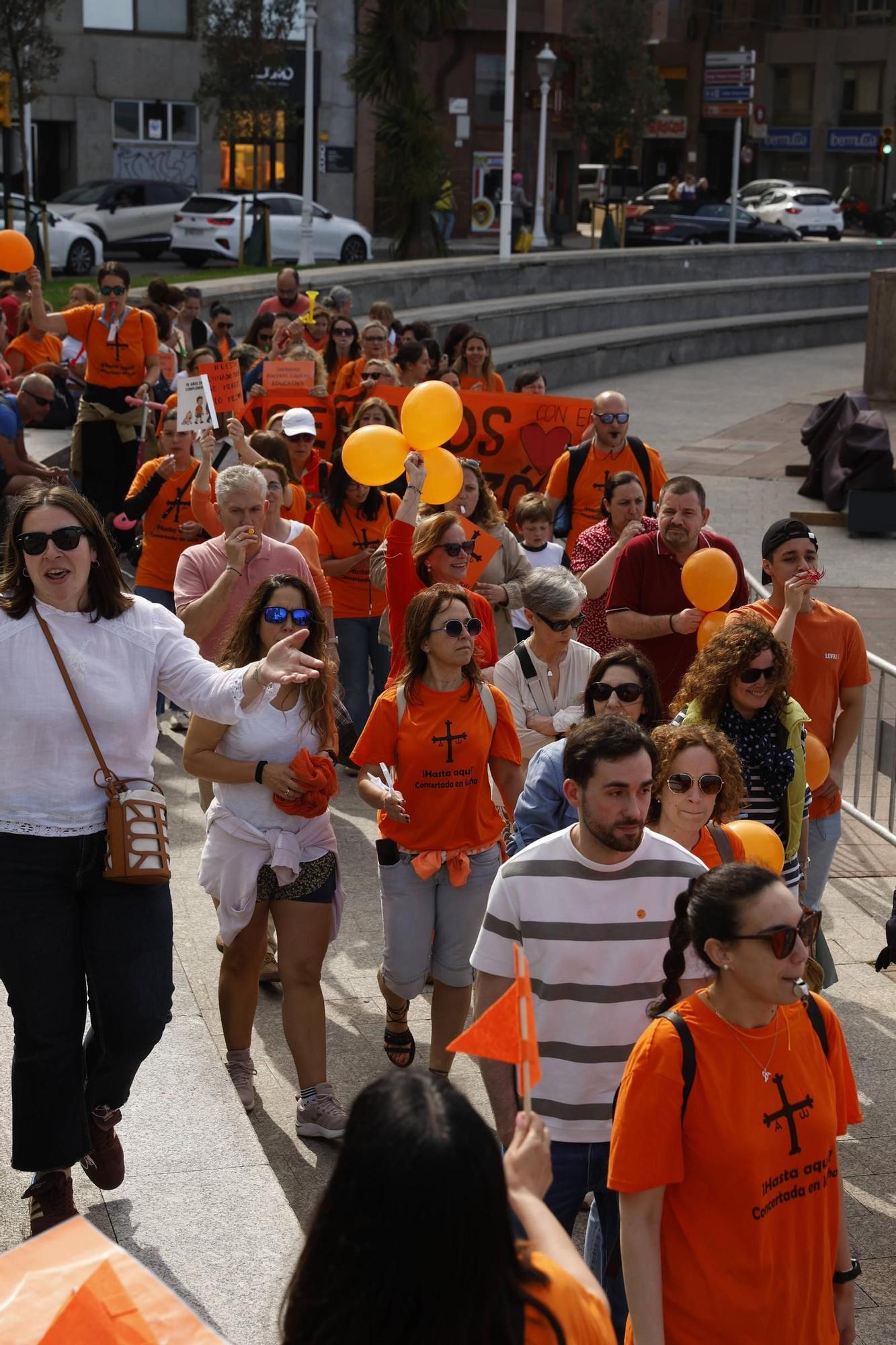 Así fue la gran concentración en Gijón por la educación concertada (en imágenes)