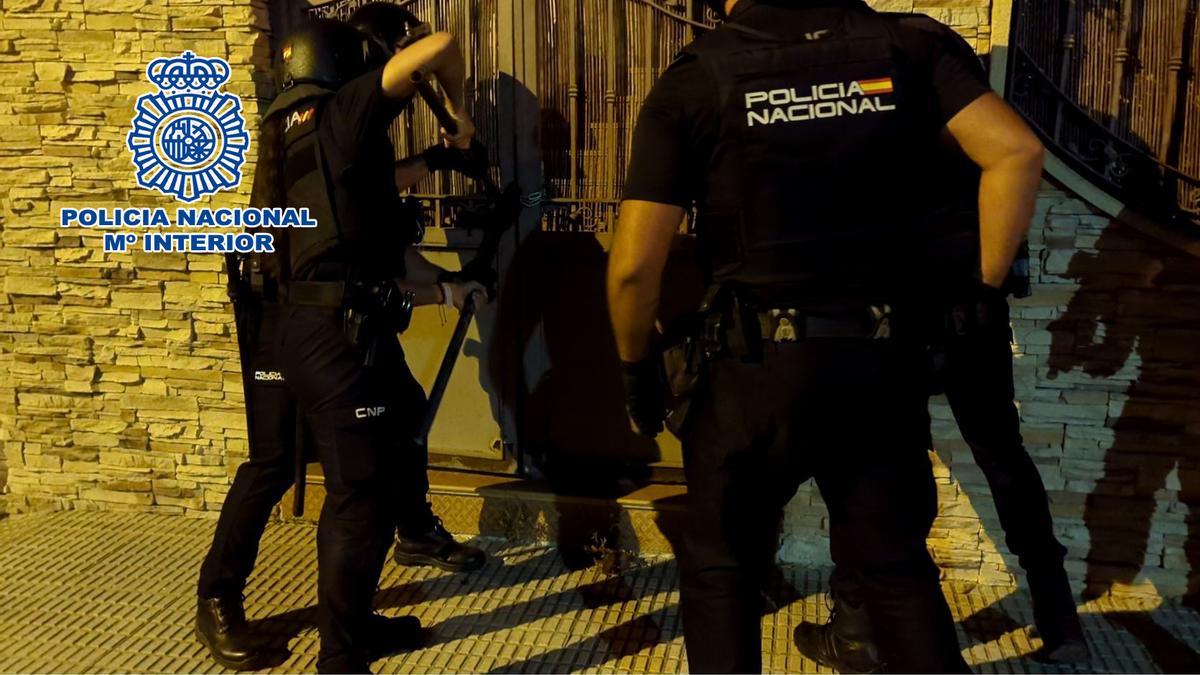 Los agentes de la Policía Nacional trata de entrar al chalet de Almoradí