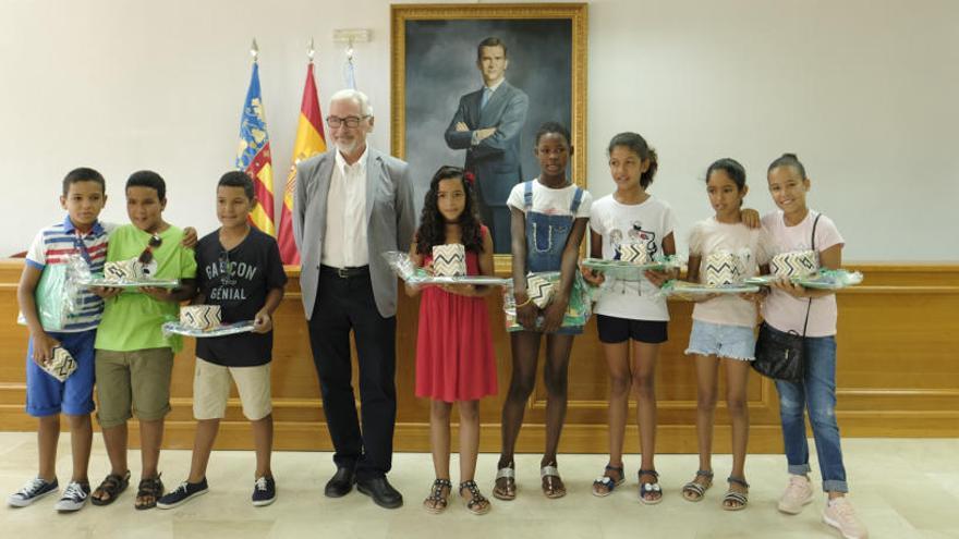 El alcalde de Torrevieja recibe a los niños saharauis del programa &quot;Vacaciones en Paz&quot;