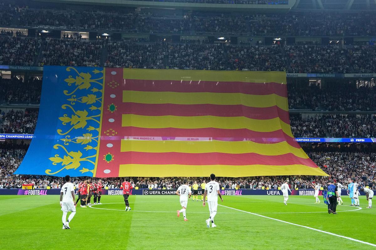 La 'senyera' valenciana desplegada en el Real Madrid - Milan de Champions para homenajear a las víctimas de la DANA.