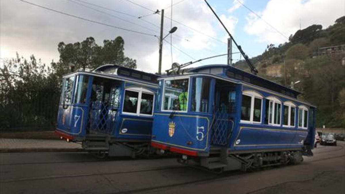 Al cruce 8Dos unidades del Tramvia Blau, en pleno viaje.