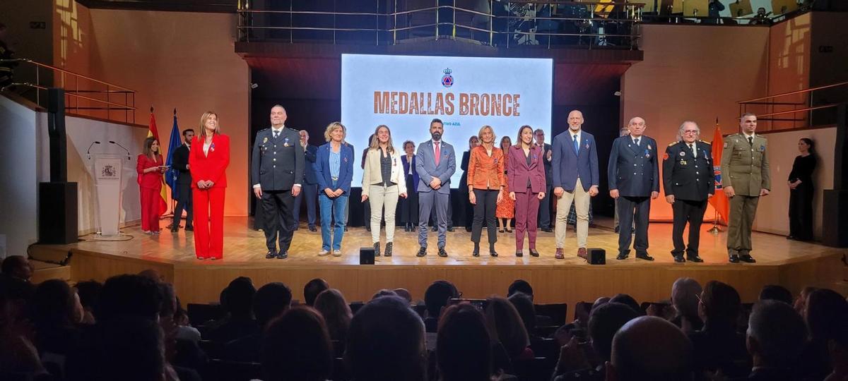 Elena Fernández, cuarta por la derecha, posa con otros premiados en el acto de entrega de medallas.