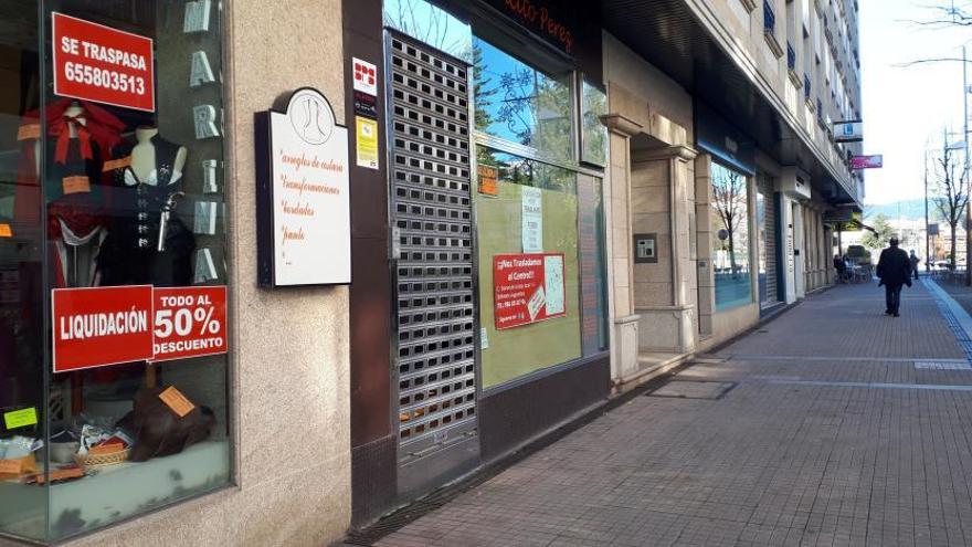 Negocios en liquidación y que anuncian su traslado a otras zonas de Pontevedra, en la avenida de Reina Victoria. |   // FDV