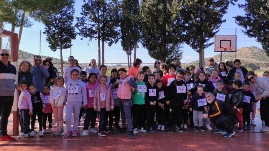 Alumnos, familias y profesores el día de la carrera solidaria.  | L.O.