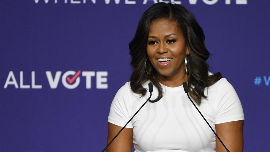 Michelle Obama casa a una pareja de Chicago