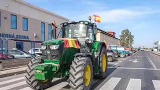 El TSJ prohíbe a los agricultores cortar la A-7 y la A-31 y las asociaciones agrarias mantienen las tractoradas