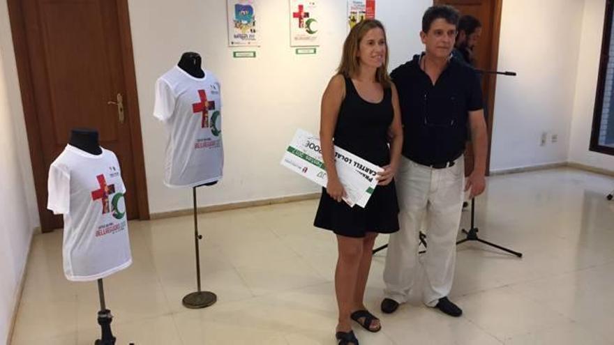 Silvia Vizcaíno y el concejal Marcos Haro ante las camisetas.