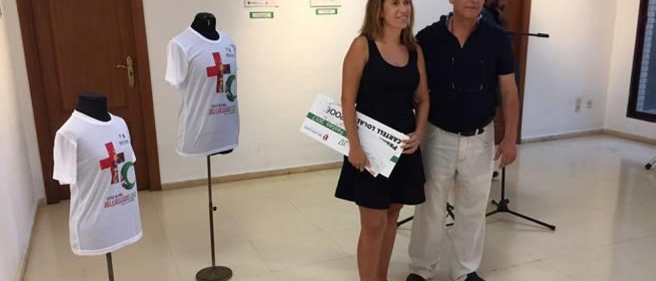 Silvia Vizcaíno y el concejal Marcos Haro ante las camisetas.
