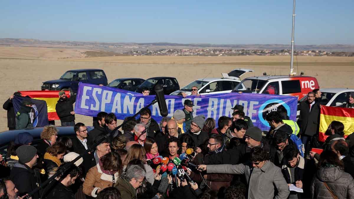 Rovira, Romeva, Forcadell i Tardà visiten els voltants de la presó entre insults d’alguns manifestants.