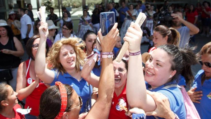 Integrantes de la hogueras ganadora celebran el primer puesto.