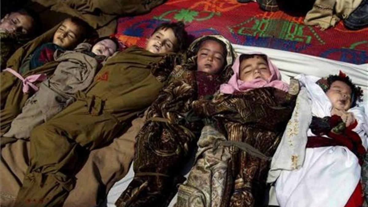 Los cuerpos sin vida de siete de los diez niños muertos a causa de un bombardeo de la OTAN.