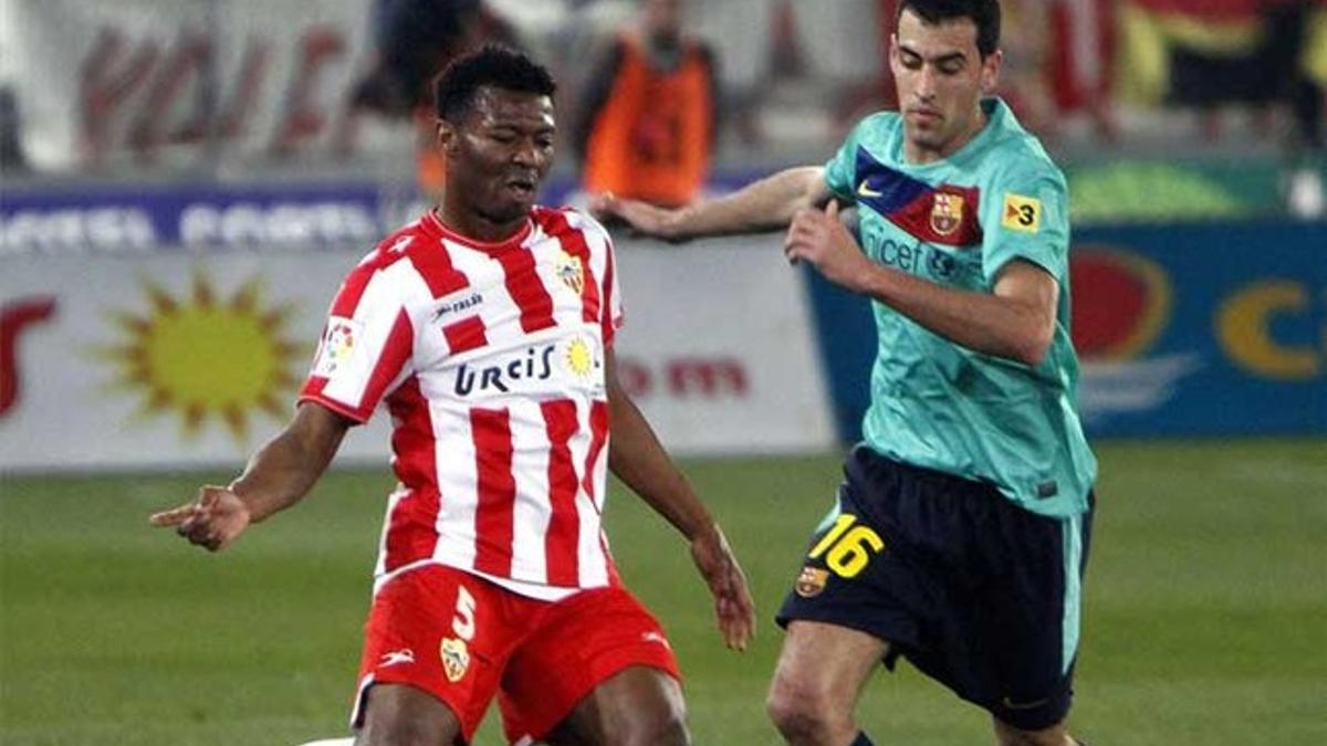 Kalu Uche frente a Sergio Busquets en el año 2011