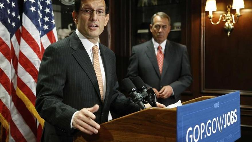 Cantor, en rueda de prensa tras su derrota. Al fondo, Boehner.