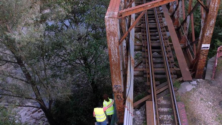 Los trabajadores, evaluando la estructura de fijación.