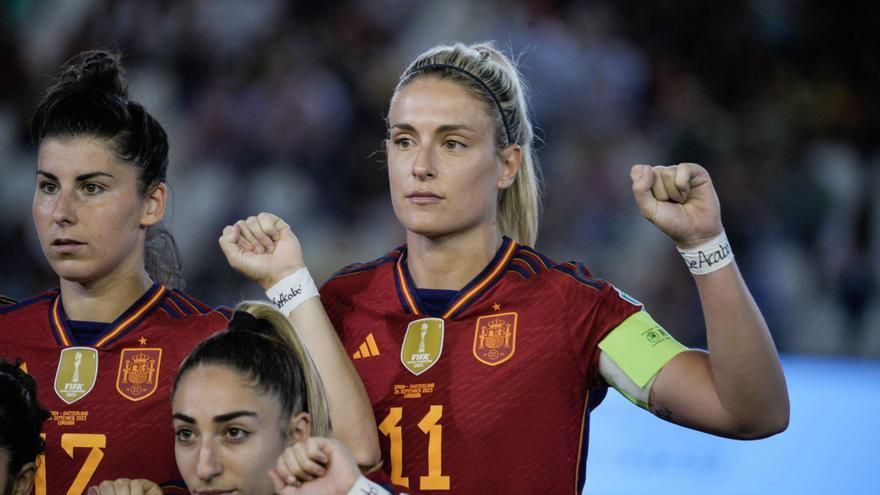 Alexia luciendo el lema "Se acabó" en una muñquera antes de empezar el partido.