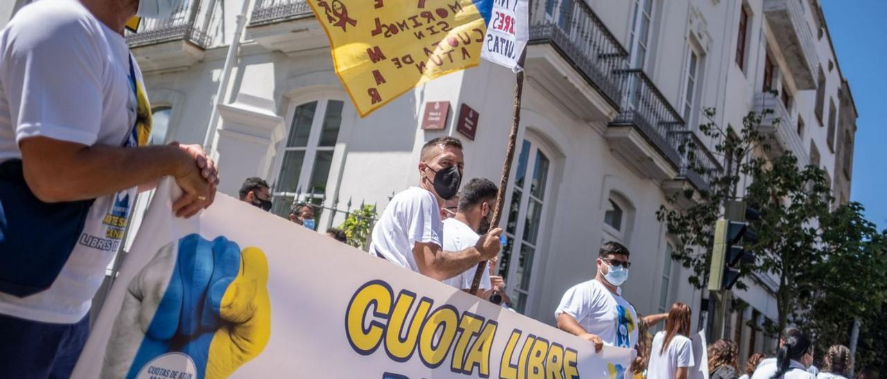 Un grupo de pescadores protestan ante la Subdelegación del Gobierno en mayo del año pasado.