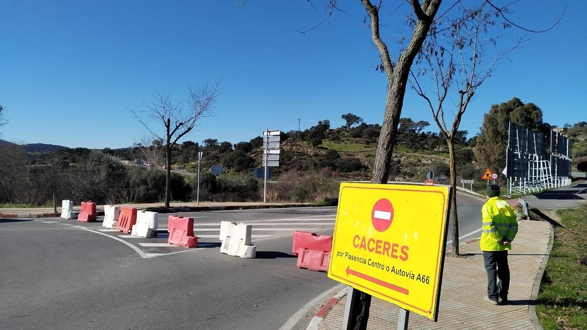 Corte de tráfico hacia la rotonda de la entrada norte de Plasencia.