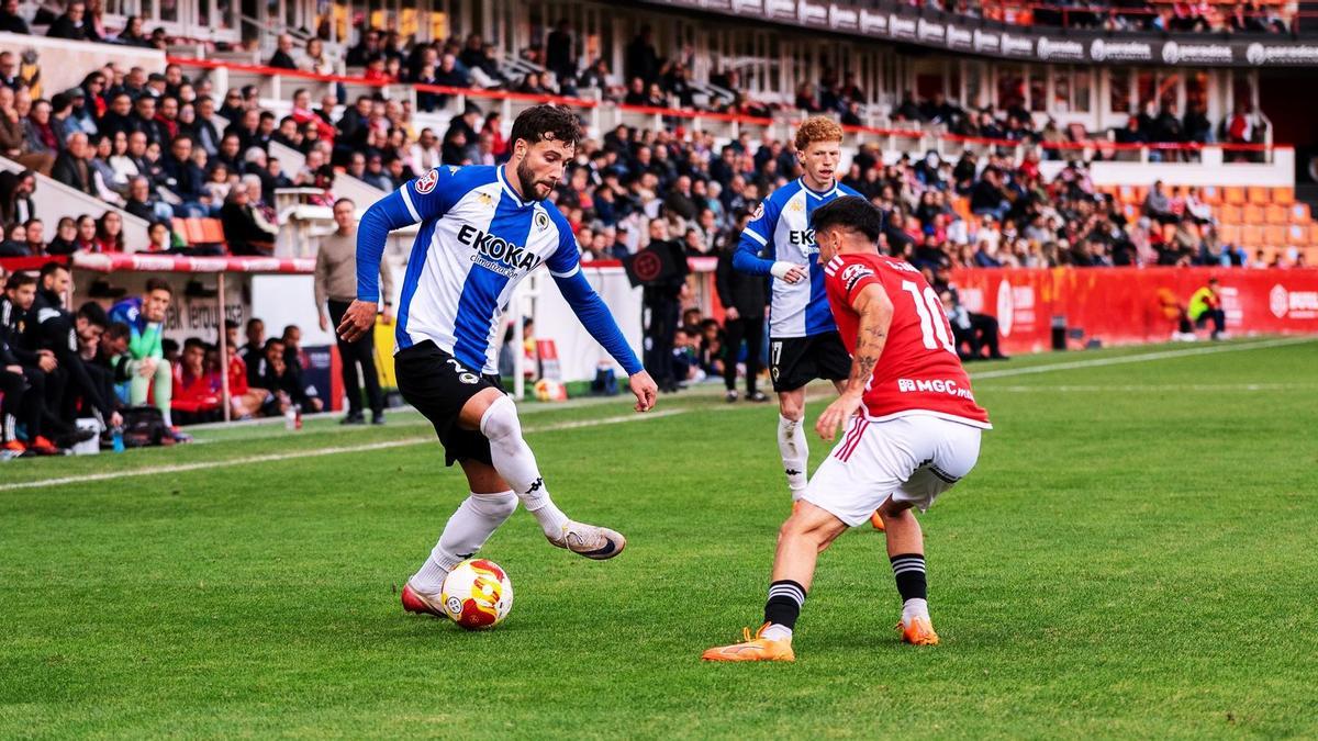 Samu Vázquez encara a Jaume Jardí durante el partido del Hércules de Alicante en Tarragona.