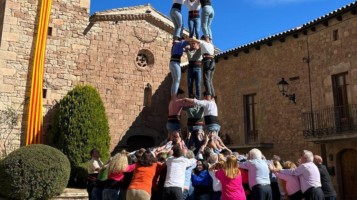 Candidats d'Ara pacte local aixecant un castell a Rajadell