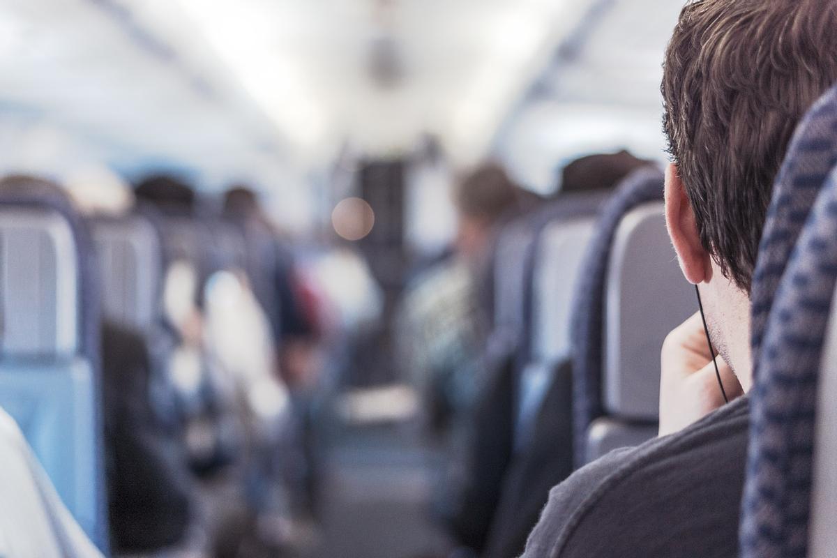 Advertencia a los pasajeros de Ryanair, Air Europa e Iberia que se sientan detrás del ala del avión