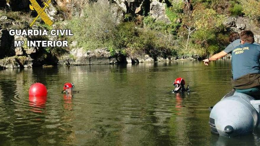 La Guardia Civil busca restos bajo el agua.