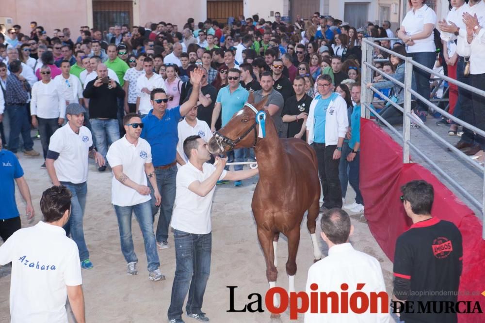 Día uno de mayo, entrada de caballos al Hoyo