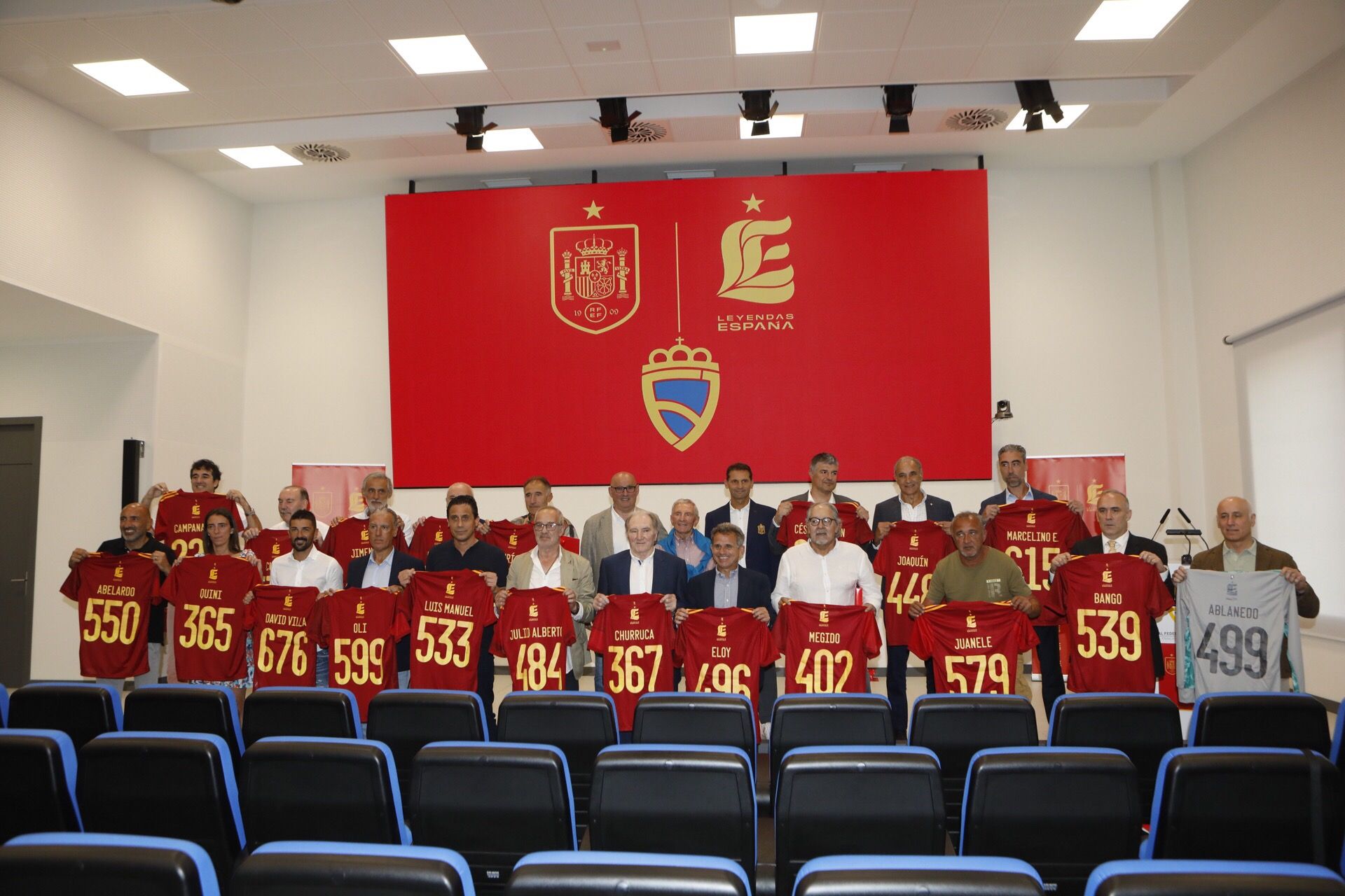 En imágenes: Así fue el homenaje a los futbolistas asturianos que han vestido la roja