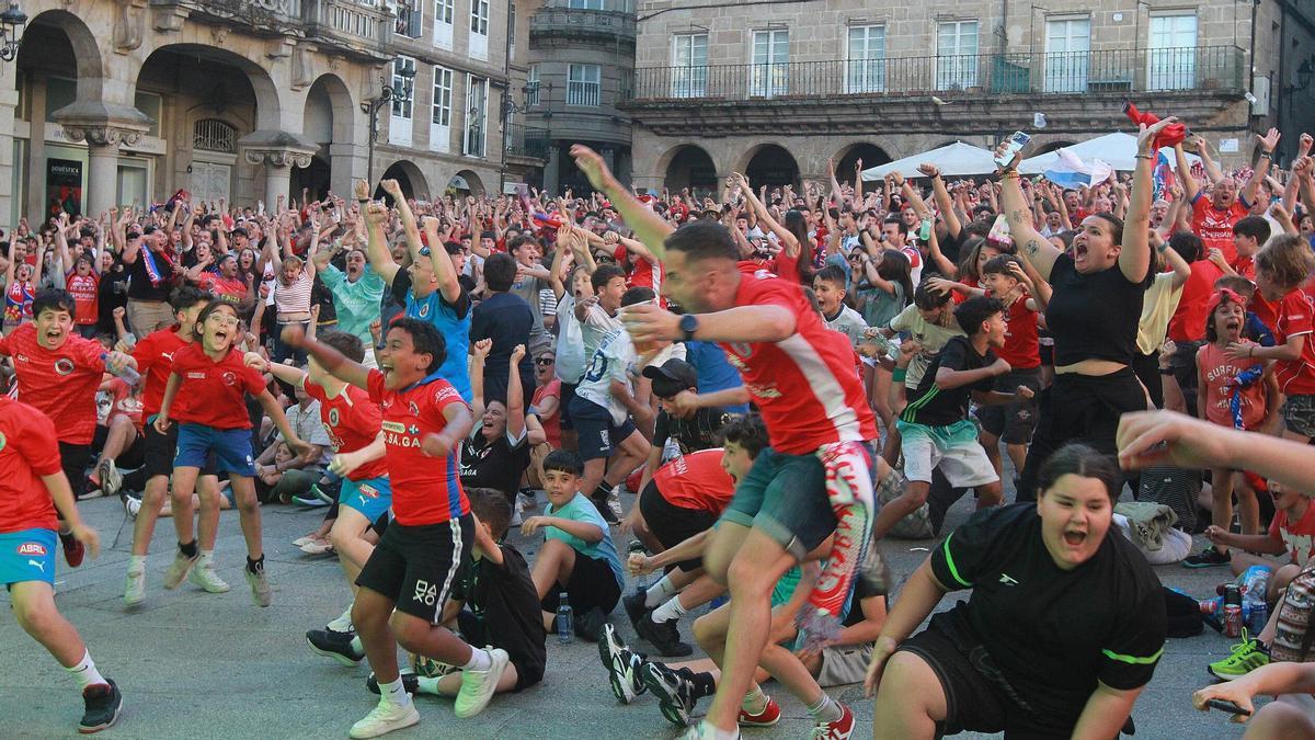 Aficionados de la UD Ourense celebran efusivamente en la Praza Maior uno de los goles del ascenso frente a la UB Conquense.