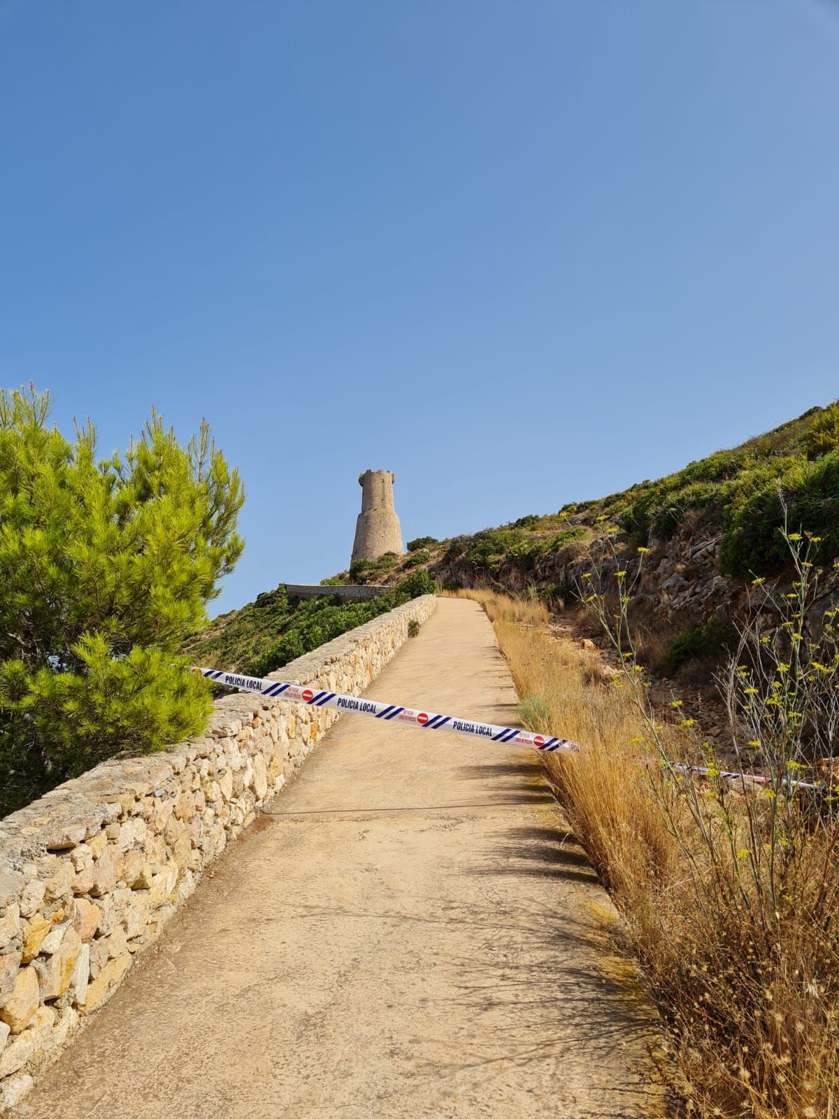 El camino que sube a la Torre del Gerro también está precintado