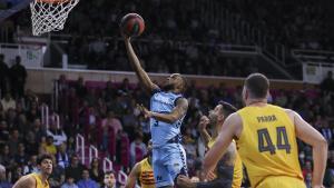 El escolta dominicano del Morabanc Andorra Jean Montero (c) entra a canasta ante varios rivales del Barcelona durante el partido de la trigésimo primera jornada de la Liga Endesa que se disputa este domingo en el Polideportivo de Andorra.