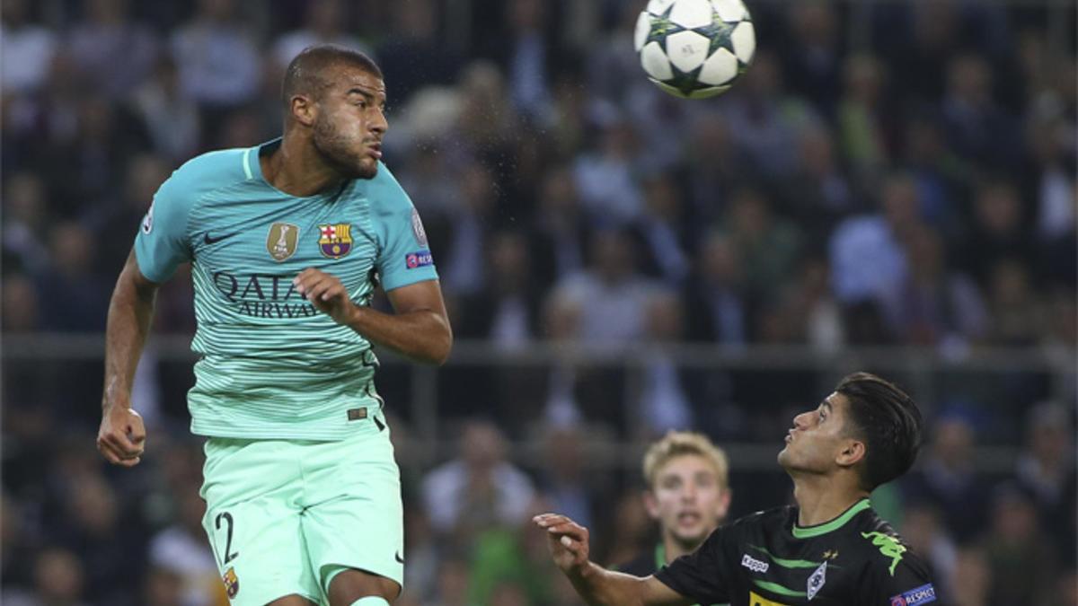 Rafinha Alcántara se impone a Mahmoud Dahoud en la disputa del balón durante el Borussia-Barça de la Champions 2016/17