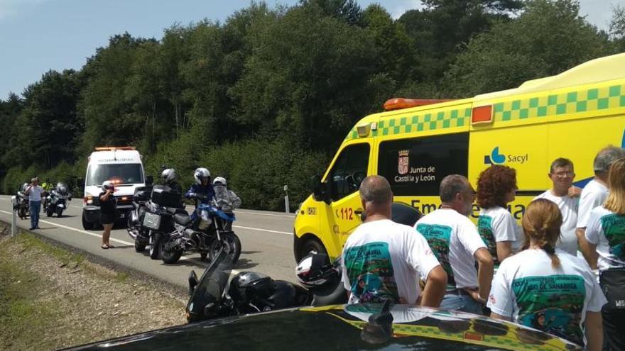 Lugar del accidente, donde ha acudido una ambulancia.