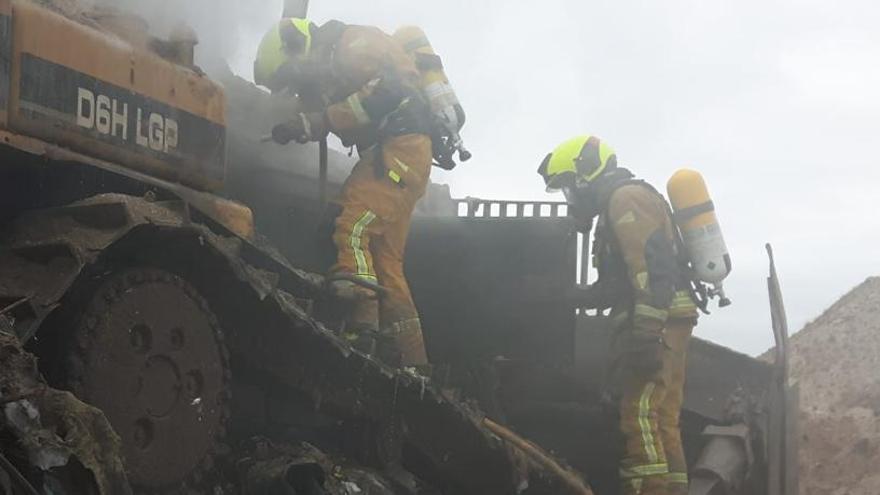 Los bomberos sofocan un incendio en la planta de basuras de Piedra Negra